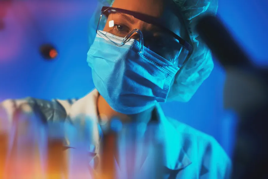 Gi Life Science worker